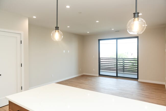 Kitchen bar Counter into living room - 135 E Park Ave