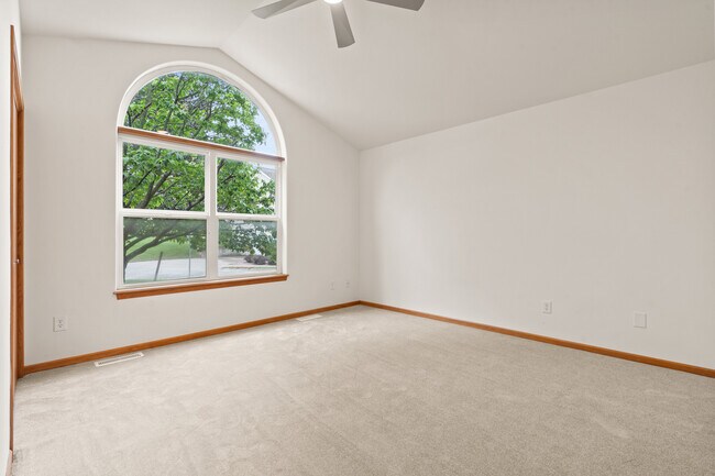 Building Photo - 13 Redtail Ct