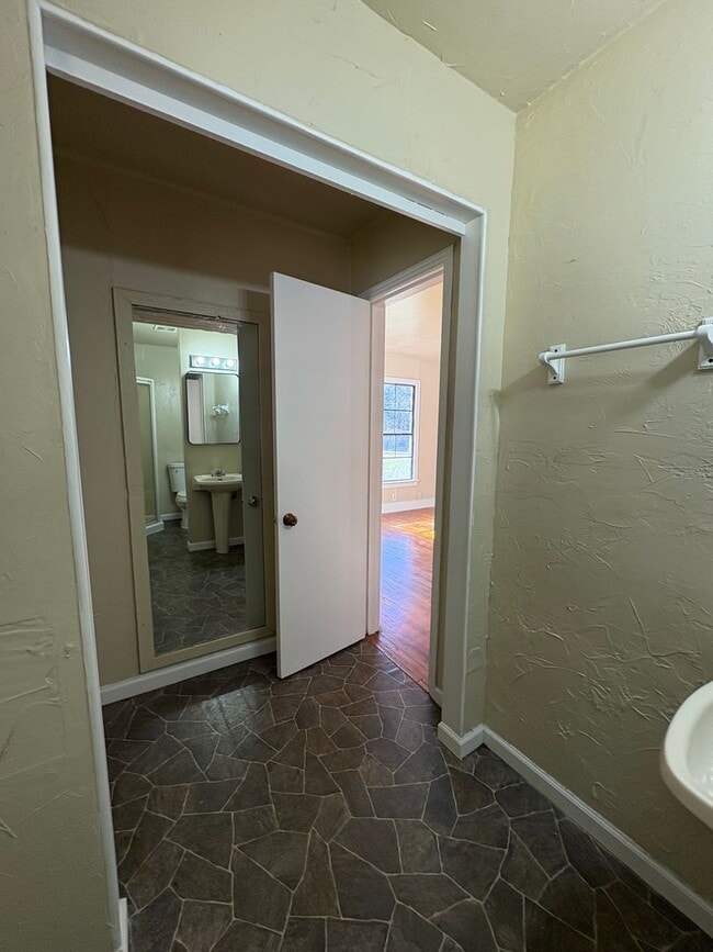 Building Photo - Amazing 4 bedroom/ 2bath house on beautiful lot!