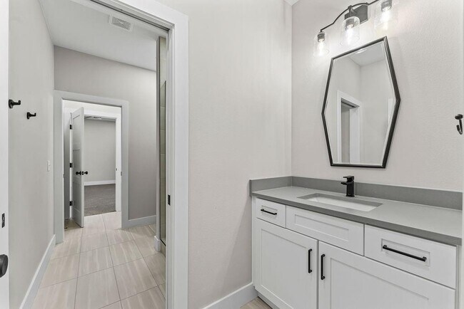 Building Photo - 3505 SW Radiance Ave