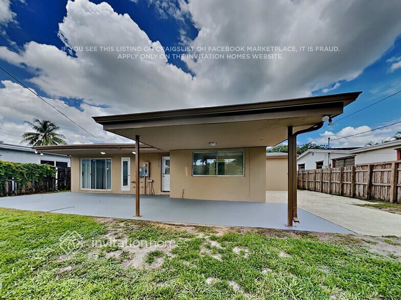 Building Photo - 2411 Utopia Dr