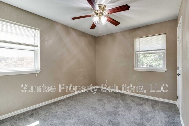 Building Photo - 1332 E Brooks St