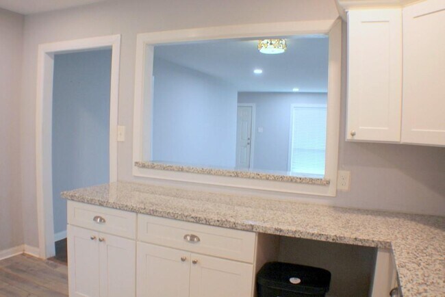 Building Photo - 8241 Glenview Dr