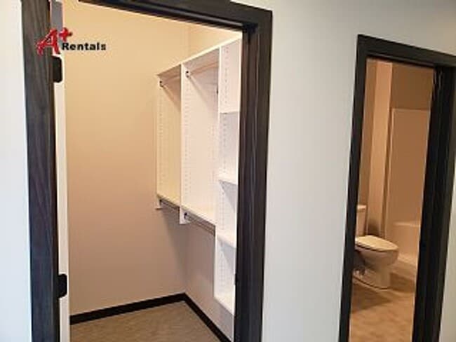 Building Photo - Three bedroom two bathroom Twin home w/ triple garage