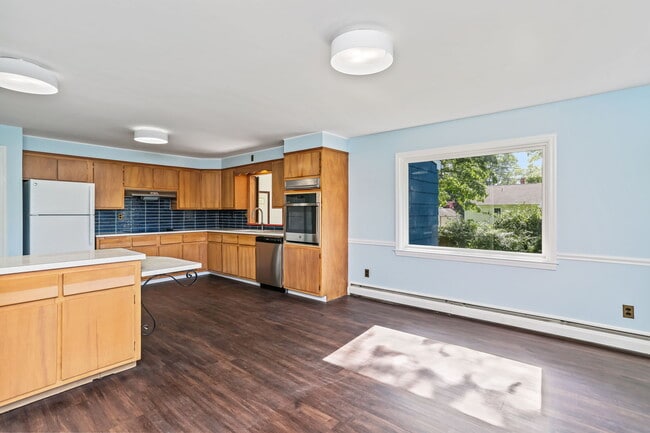 Building Photo - 38 Maplewood Dr
