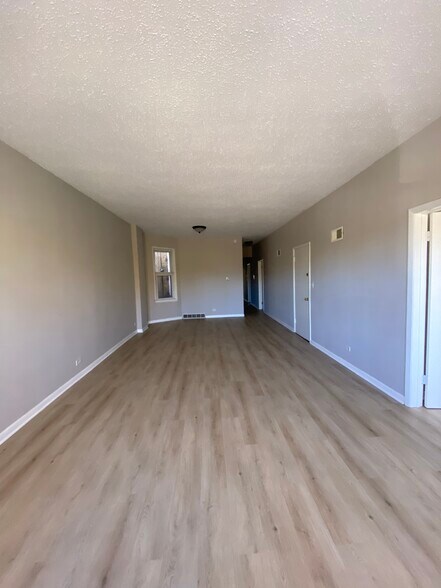 Building Photo - 4530 N Lincoln Ave