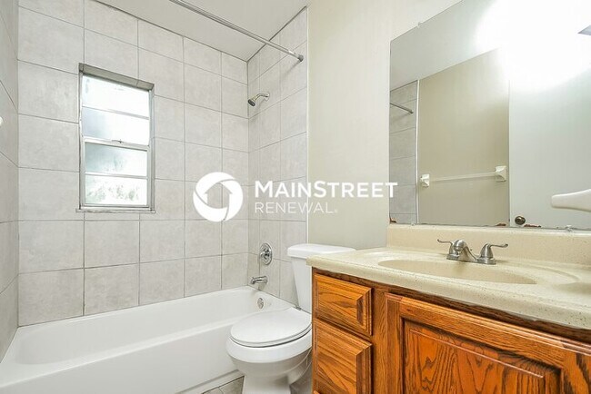 Building Photo - 3 Bedroom Pet-Friendly Home in Lakeland, FL with Main Street Renewal