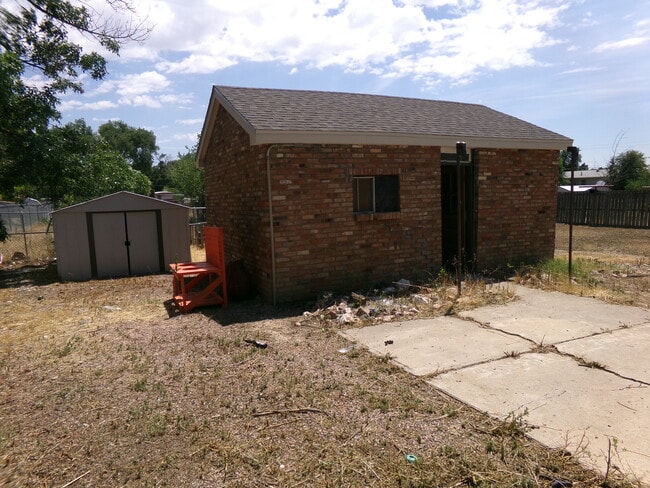 Building Photo - 826 N Orchard Ave