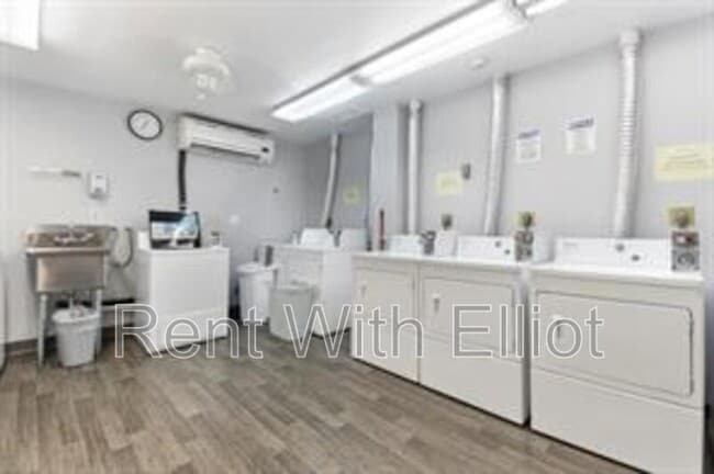 Building Photo - 1625 SE 10th Ave