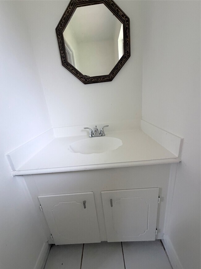 Building Photo - 2102 Lake Creek Dr