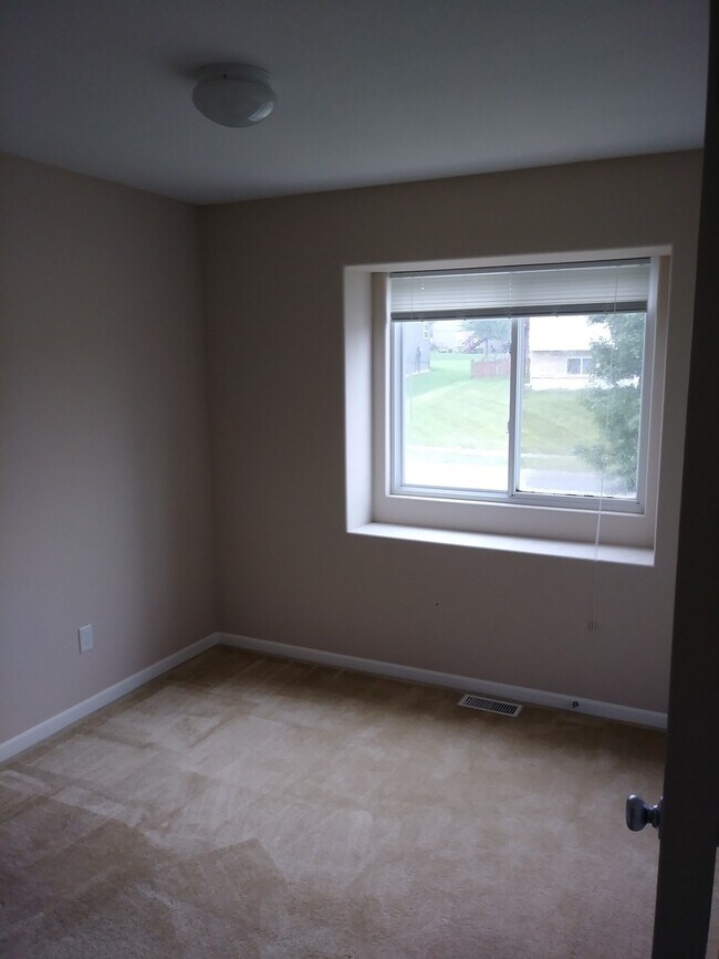 Building Photo - Coming Soon – Spacious Northland Single-Family Home!