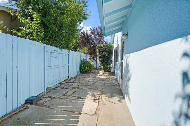 Building Photo - 9699 Rudway Ct