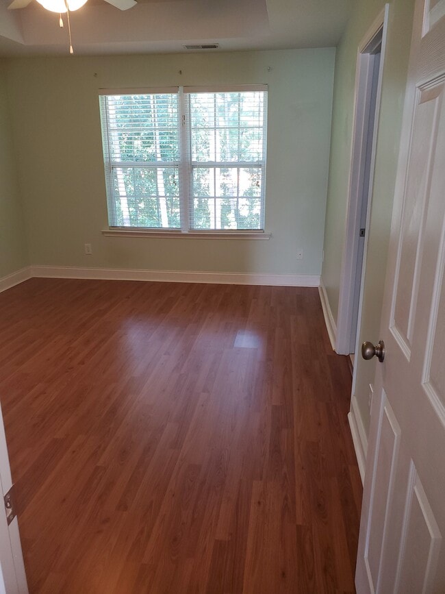 Building Photo - Beautiful Townhouse in West Ashley with Screened in Porch