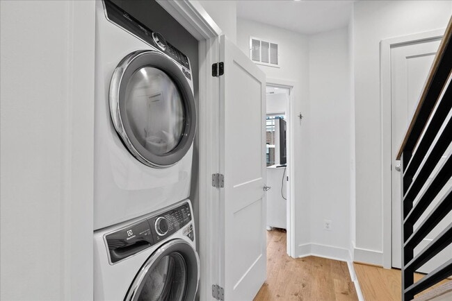 Building Photo - Modern 2024 Townhome with Rooftop Terrace.