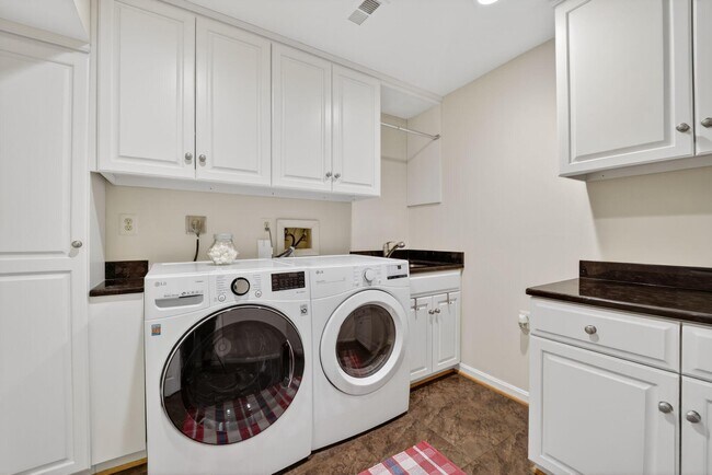Building Photo - 5115 Cape Cod Ct