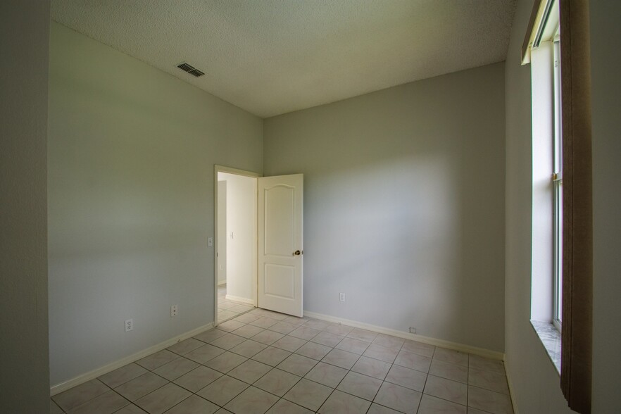 Building Photo - Available Now! 3/2 Home Near Hunter's Cree...