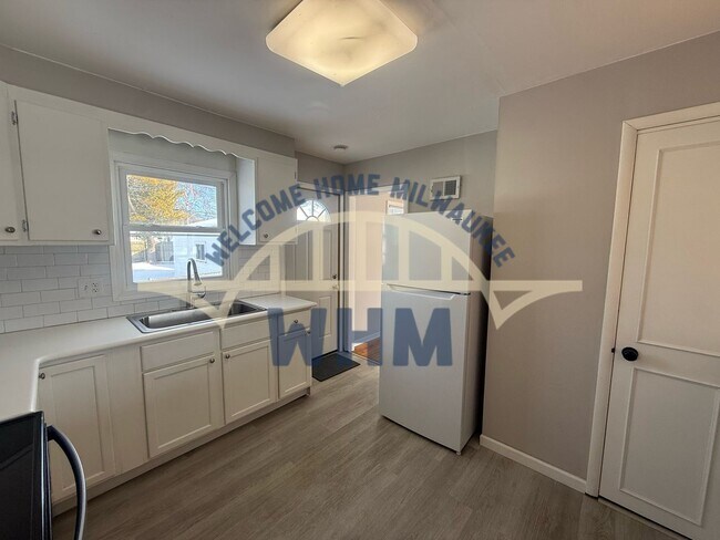 Building Photo - 2240 W Lawn Ave