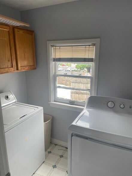 Building Photo - 125 Montmullin St