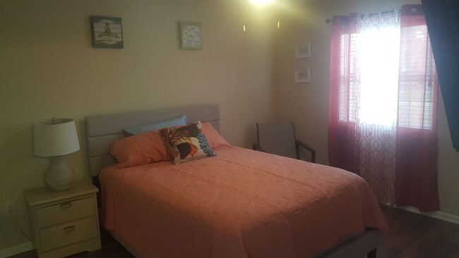 Building Photo - Nicely furnished 2 bedroom condo in River Oaks