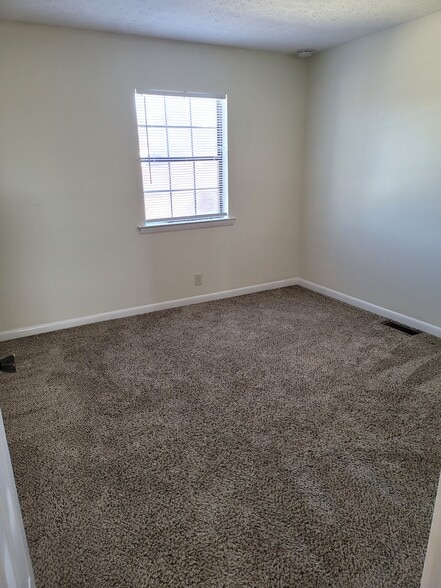 Building Photo - 255 Mayflower Ln N