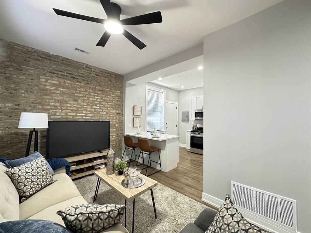 Building Photo - 3840 N Wilton Ave