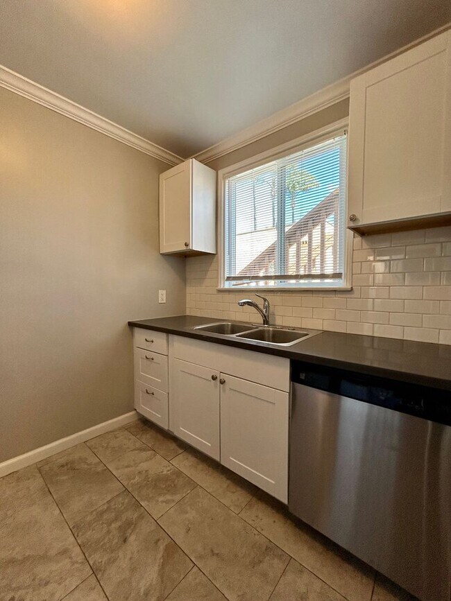 Building Photo - Remodeled 2 Bedroom in Kensington! Washer/...