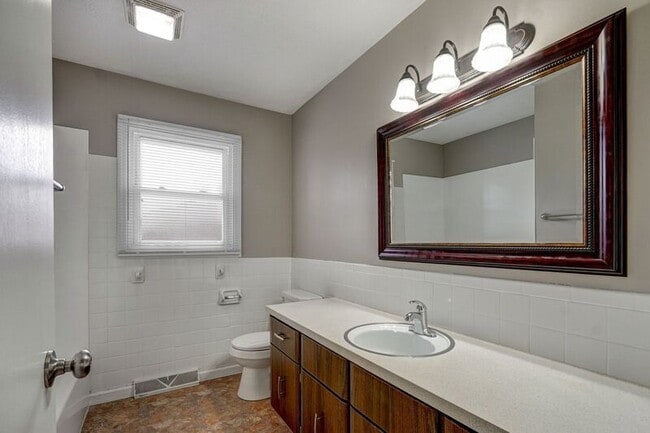 Building Photo - 731 W Greenwood St