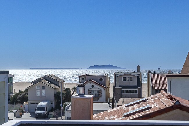 Building Photo - 3-Bed + 2.5 Bath Home with roof top deck with views of Ocean | Silverstrand Beach | Unfurnished