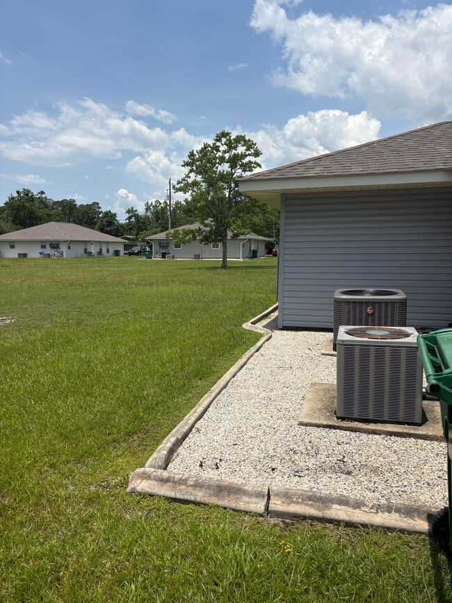 Building Photo - Waveland Duplex