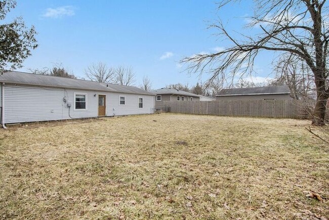 Building Photo - Contemporary 3-bed, 1-bath 925sq ft ranch with attached garage and yard!