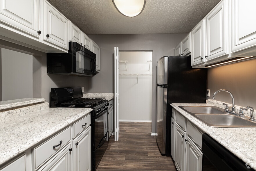 2BR, 2BA - 1,009SF - Vetra Hamilton Place