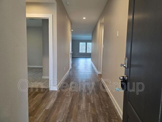 Building Photo - 1131 Hughes Crossing Dr