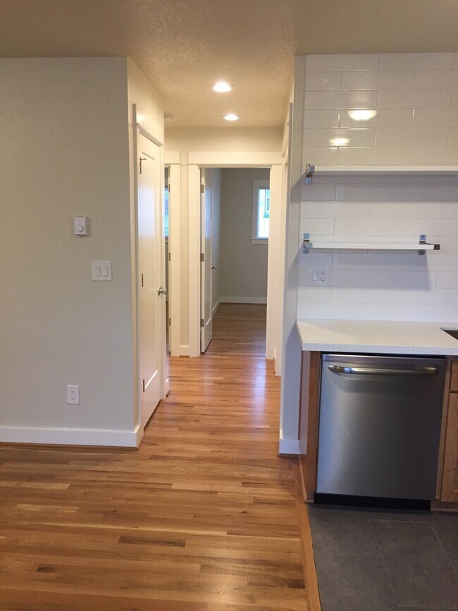 Building Photo - Modern PrivatePorch/Entry 2Br Hardwoods-Qu...