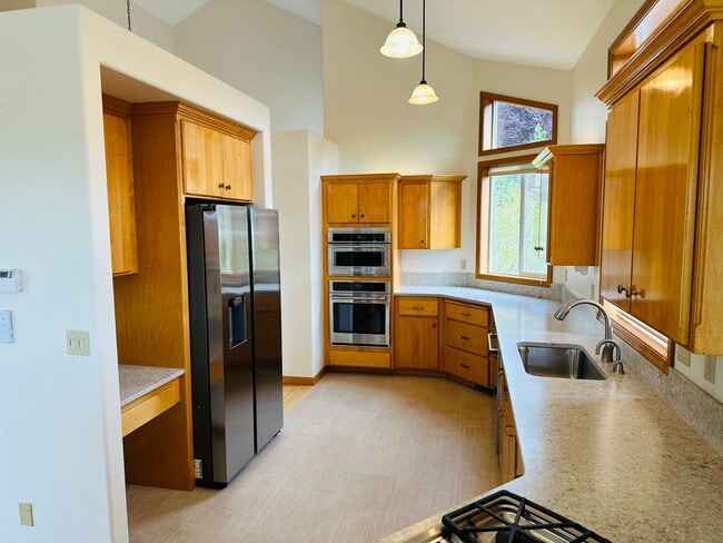 Building Photo - Stunning Custom Home with Beautiful Views