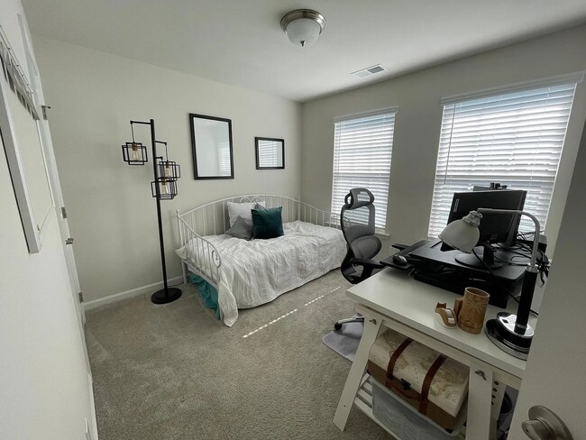 Building Photo - Stunning 3BD, 2.5BA End Unit Durham Townho...
