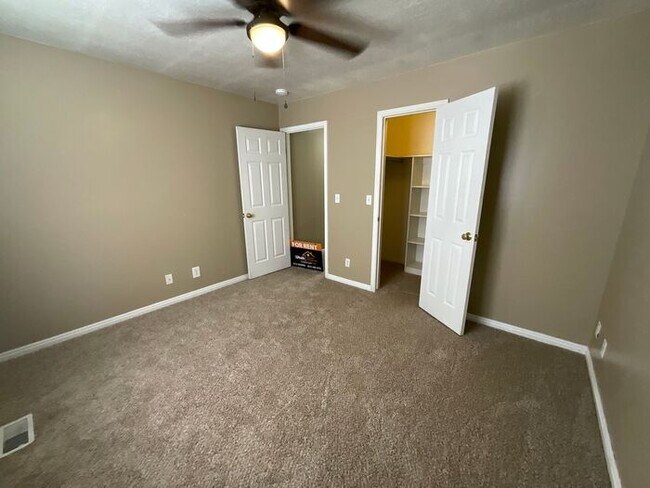 Building Photo - 3 bdrm 2 1/2 bath Townhome