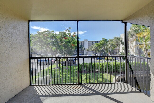 Building Photo - 16 Royal Palm Way