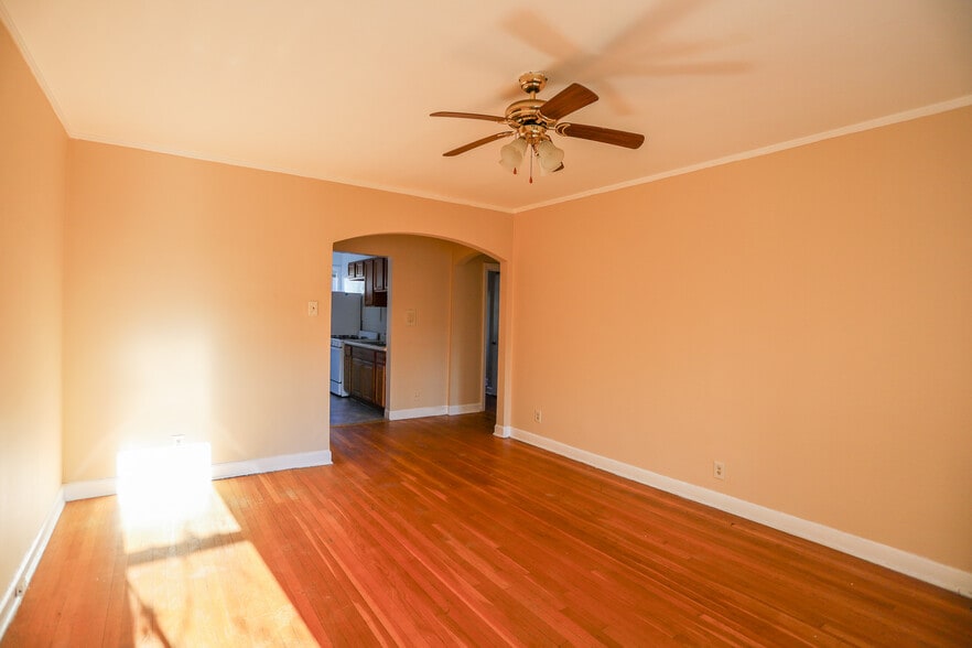 Building Photo - 5939 N Northwest Hwy