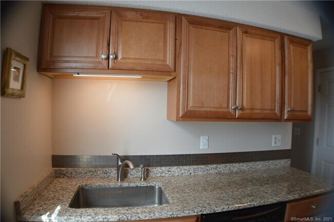 Building Photo - 190 Kings Hwy E