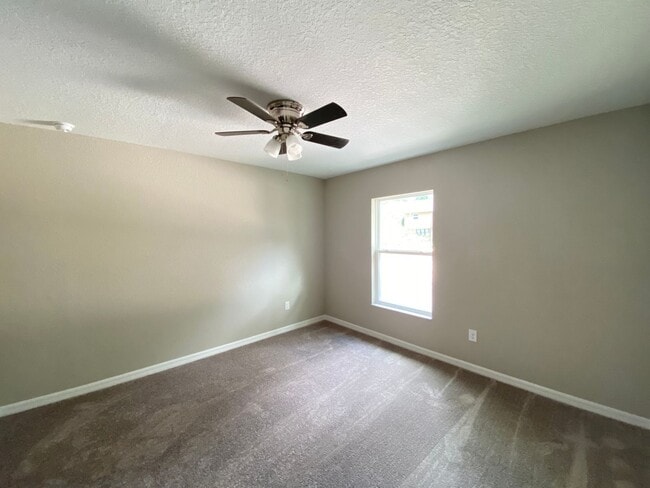 Building Photo - Desirable SW Ocala Neighborhood 3/2/2 *WON'T LAST*