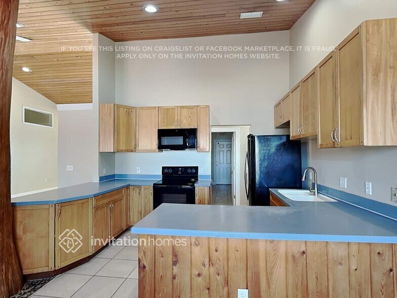 Building Photo - 10613 Lakeshore Dr