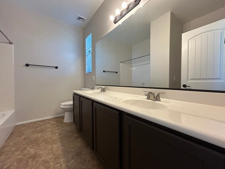 Building Photo - 4123 E Cherry Hills Dr