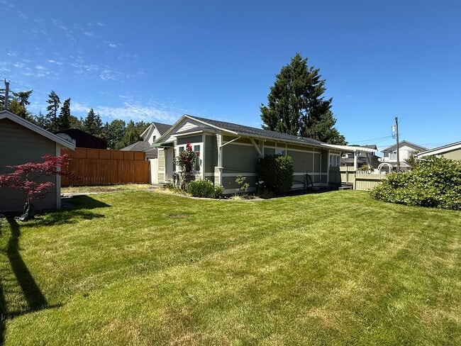 Building Photo - Charming Downtown Anacortes Home - Avail Now!