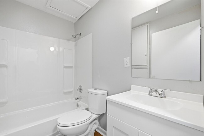 Building Photo - 924 W Huntington Ave