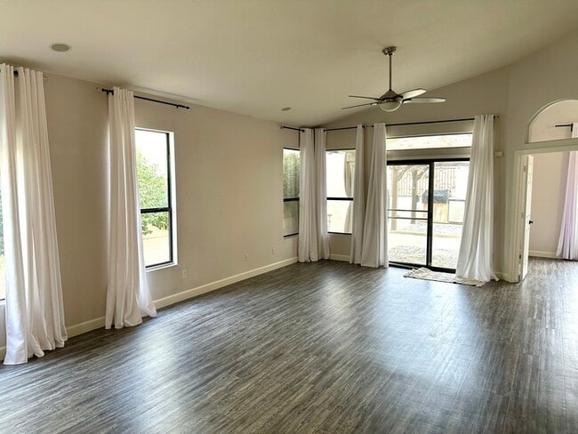 Building Photo - Gorgeous remodel update! No neighbors behi...