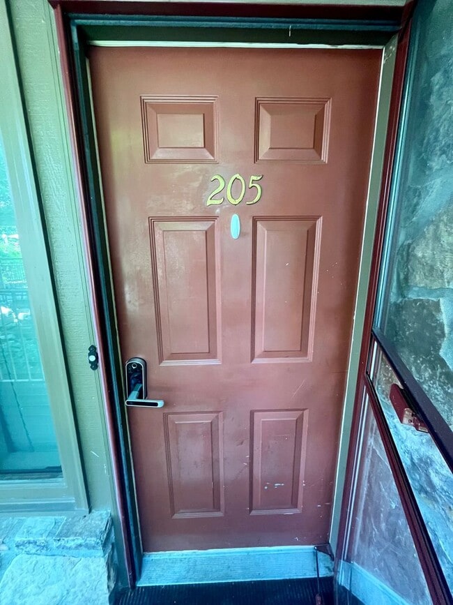 Building Photo - Well-Located One-Level Condo -- Just Minut...