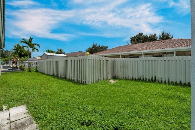 Building Photo - 10660 SW 20th Ct