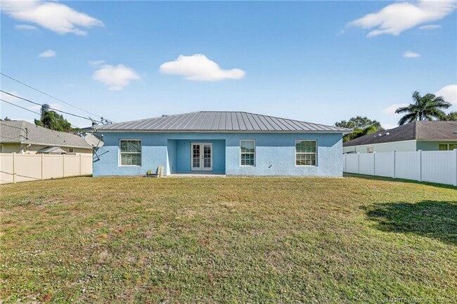 Building Photo - 1855 17th Ave SW