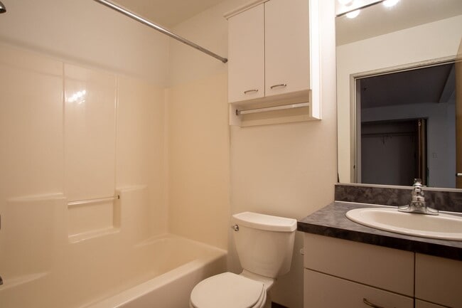 Building Photo - Spacious & Bright Modern Studio w/Fireplace, W/D & Patio