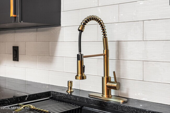 Building Photo - 8880 Old Kings Rd S